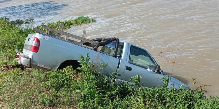 Una camioneta terminó en el Río Coronda: su conductor herido