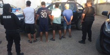 Detuvieron a seis jóvenes en un auto con droga y una importante suma de dinero
