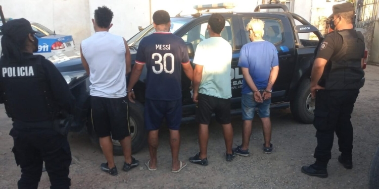 Detuvieron a seis jóvenes en un auto con droga y una importante suma de dinero