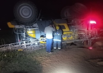 Impactante vuelco de una máquina fumigadora dejó dos heridos