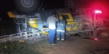 Impactante vuelco de una máquina fumigadora dejó dos heridos