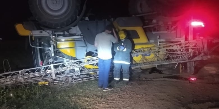 Impactante vuelco de una máquina fumigadora dejó dos heridos