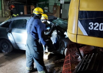 Un muerto al estrellarse un auto contra un máquina excavadora
