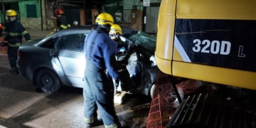 Un muerto al estrellarse un auto contra un máquina excavadora