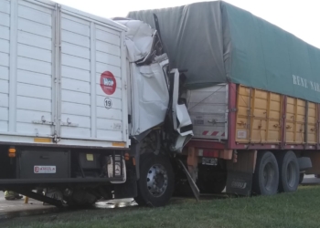 Otro fuerte choque entre camiones en autopista: rescataron al chofer y acompañante