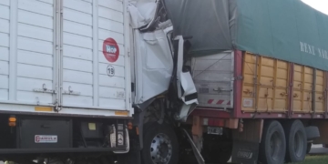 Otro fuerte choque entre camiones en autopista: rescataron al chofer y acompañante
