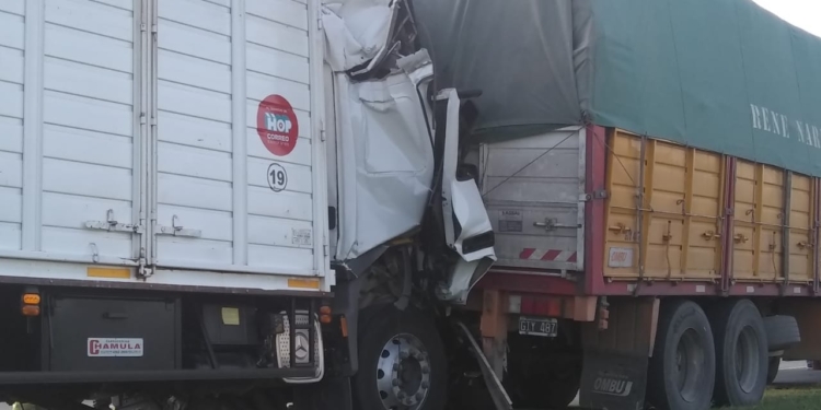 Otro fuerte choque entre camiones en autopista: rescataron al chofer y acompañante