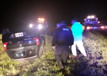 Un auto volcó en la autopista y terminó en el cantero central