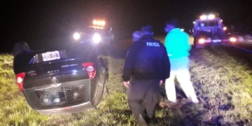 Un auto volcó en la autopista y terminó en el cantero central