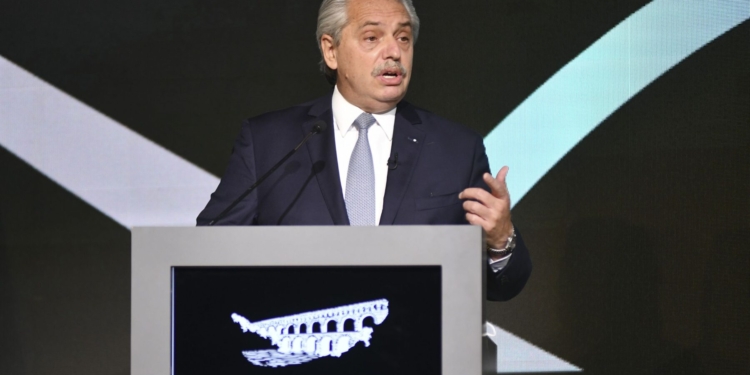 Alberto Fernández: «Debemos convertir planes sociales en empleo»