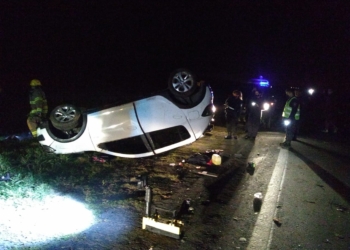 Barrancas: vuelco en autopista con personas atrapadas