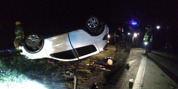 Barrancas: vuelco en autopista con personas atrapadas