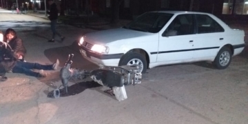 Barrancas: tres vecinos sufrieron un accidente al chocar un auto y una moto 
