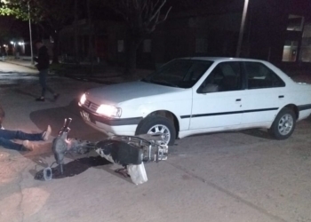 Barrancas: tres vecinos sufrieron un accidente al chocar un auto y una moto 