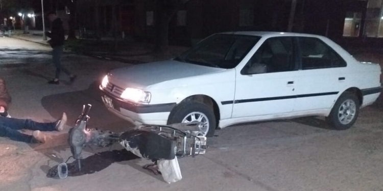 Barrancas: tres vecinos sufrieron un accidente al chocar un auto y una moto 