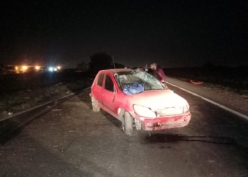Volcó en autopista luego de que un camión lo chocara cuando intentaba sobrepasarlo 