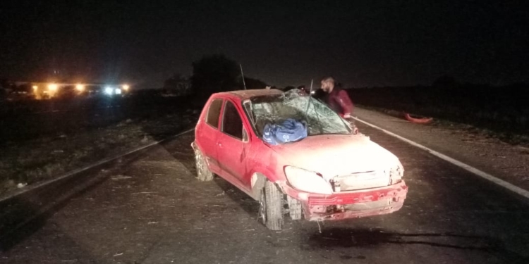 Volcó en autopista luego de que un camión lo chocara cuando intentaba sobrepasarlo 