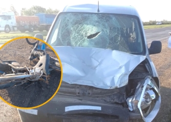 Una moto se cruzó en autopista y provocó un grave accidente