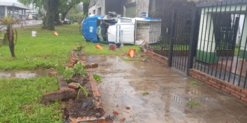 Un patrullero despistó y terminó destruido contra una vivienda en Arocena