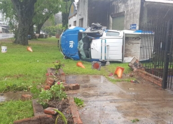 Un patrullero despistó y terminó destruido contra una vivienda en Arocena