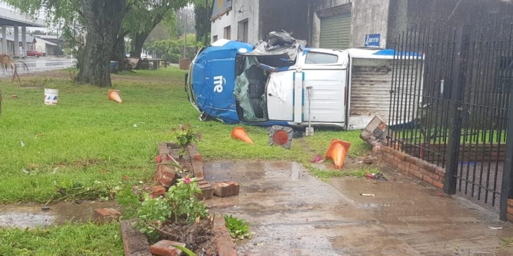 Un patrullero despistó y terminó destruido contra una vivienda en Arocena