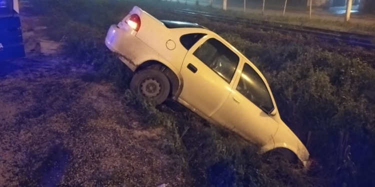 Terminó con su auto en la cuneta tras esquivar un montículo de cereal en plena calle