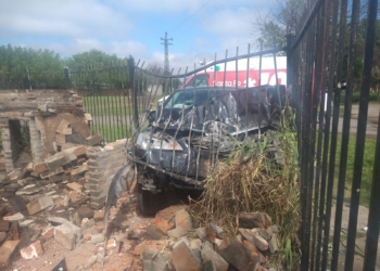 Un auto se estrelló contra las rejas de una capilla sanlorencina y el conductor resultó herido
