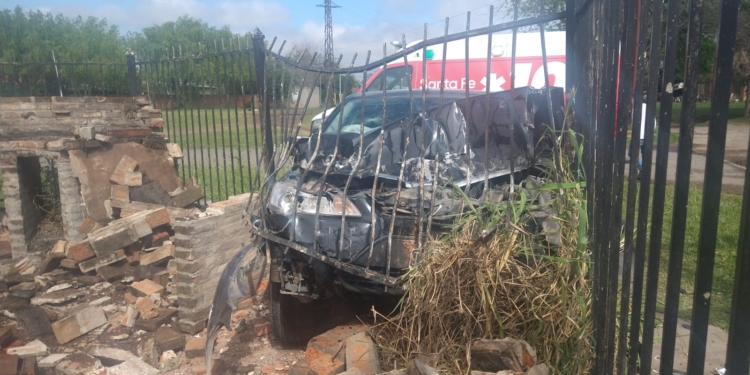 Un auto se estrelló contra las rejas de una capilla sanlorencina y el conductor resultó herido