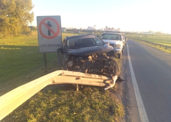 Colisionó contra el guardarrail en un acceso a la autopista y resultó herido