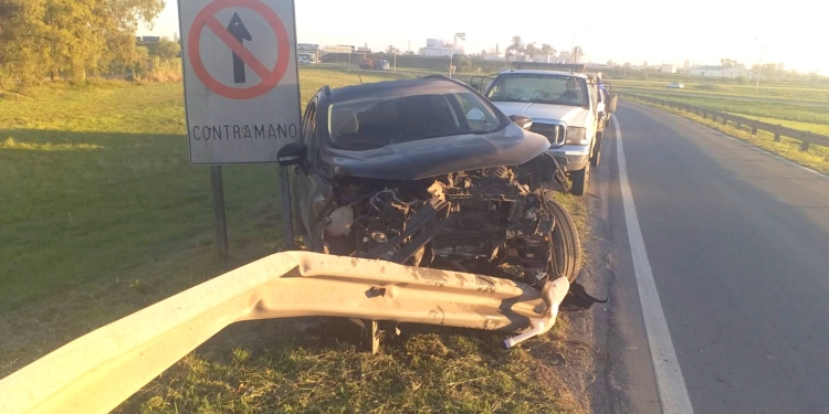Colisionó contra el guardarrail en un acceso a la autopista y resultó herido