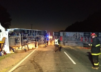 Un camión volcó en Ruta 34 y quedó cruzado en toda la traza