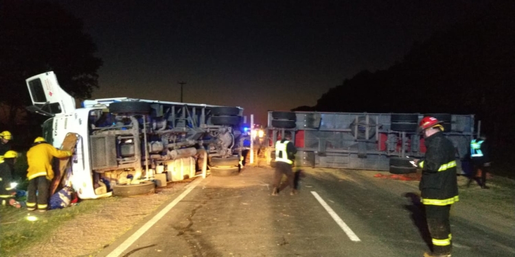 Un camión volcó en Ruta 34 y quedó cruzado en toda la traza