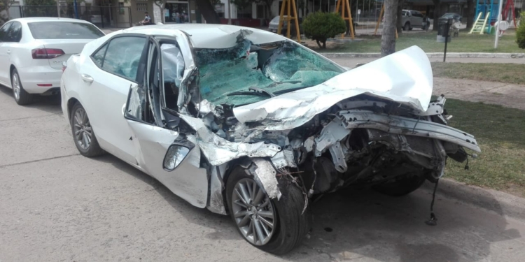 Un auto se estrelló contra un camión entre Monje y Barrancas: de milagro no hubo heridos