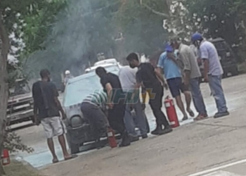 Susto en Barrancas por un principio de incendio en el motor de un auto