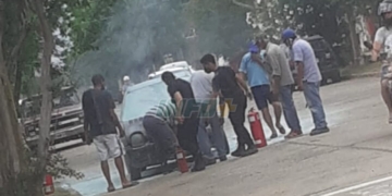 Susto en Barrancas por un principio de incendio en el motor de un auto