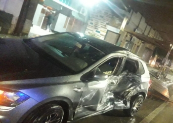 Timbúes: chocaron un auto y un camión y terminaron dañando el frente de un bar