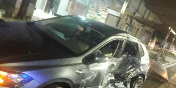 Timbúes: chocaron un auto y un camión y terminaron dañando el frente de un bar