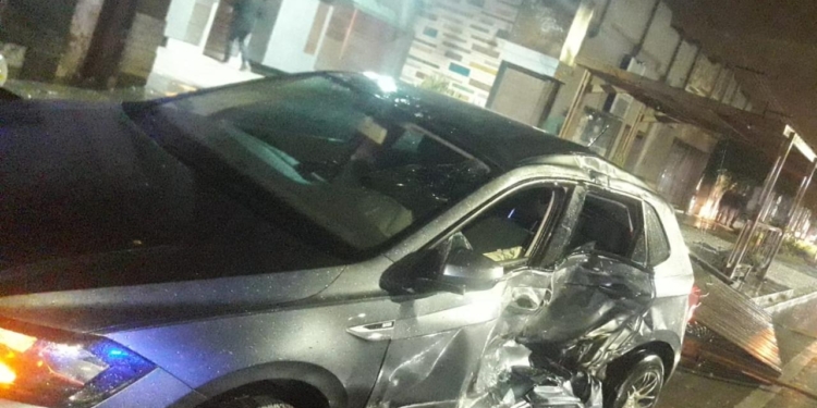 Timbúes: chocaron un auto y un camión y terminaron dañando el frente de un bar