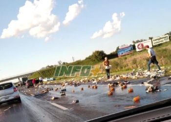 Choque en autopista: perdió su carga de bebidas y la gente aprovechó