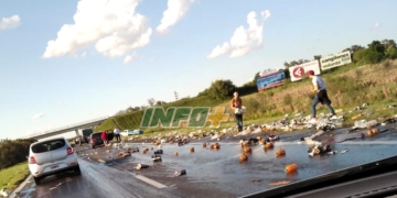 Choque en autopista: perdió su carga de bebidas y la gente aprovechó
