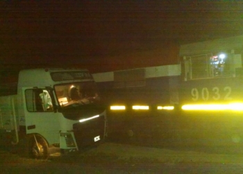 Un camión no advirtió la presencia del tren y fue impactado