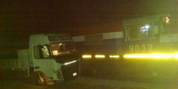 Un camión no advirtió la presencia del tren y fue impactado