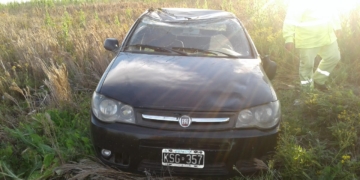 Un auto con una pareja a bordo volcó sobre la autopista, en Monje
