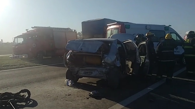Dos heridos tras un fuerte choque en autopista