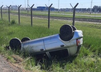 Un vehículo despistó en Timbúes y terminó volcado en la cuneta