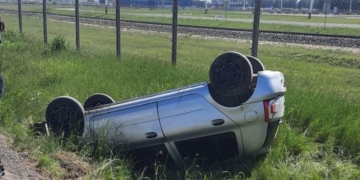 Un vehículo despistó en Timbúes y terminó volcado en la cuneta
