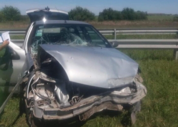 Choque y vuelco en la autopista con una mujer atrapada