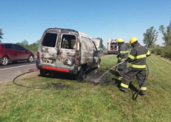 Un utilitario ardió en llamas sobre la autopista Rosario Santa Fe