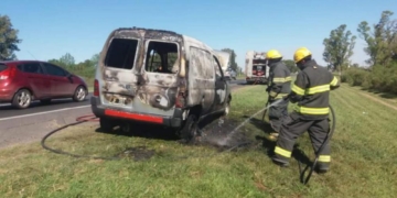 Un utilitario ardió en llamas sobre la autopista Rosario Santa Fe
