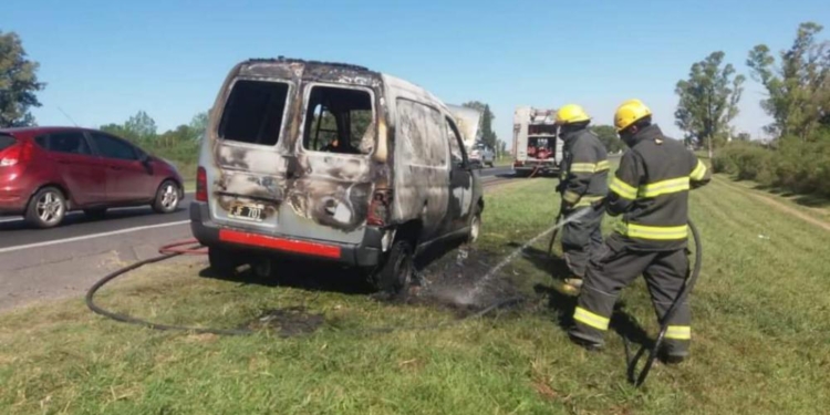 Un utilitario ardió en llamas sobre la autopista Rosario Santa Fe